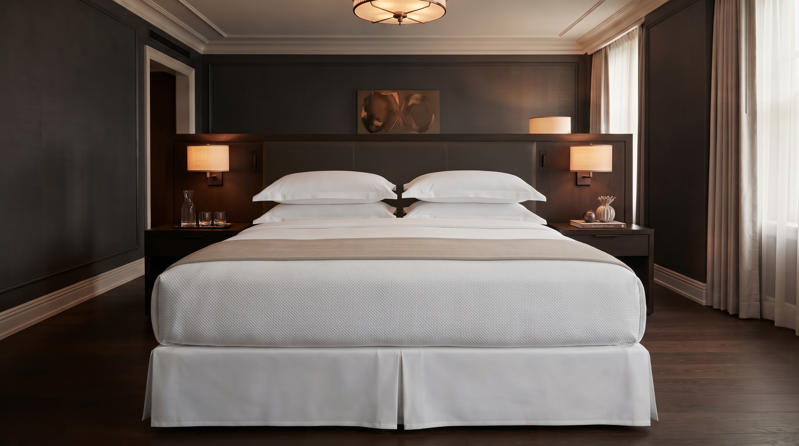 Cama king-size de hotel preparada com enxoval branco Tesselant